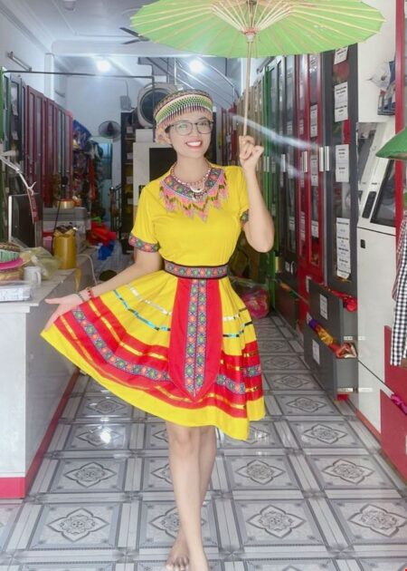 Trang phục biểu diễn 54 dân tộc (lẻ): H'Mông/Mèo vàng nguyên bộ, cổ tim nhỏ