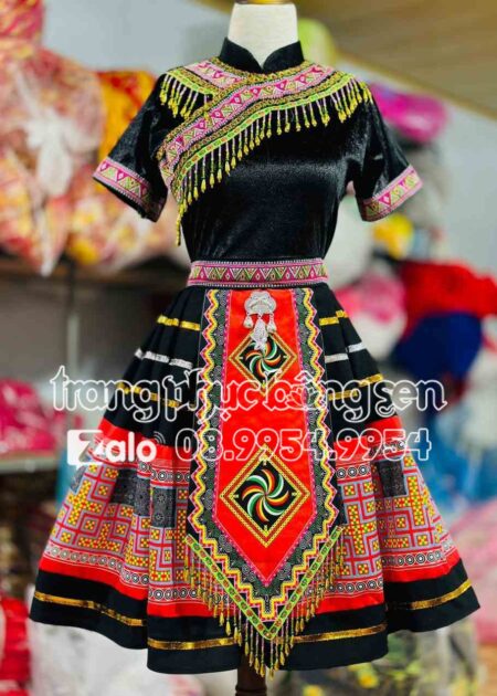 Trang phục dân tộc H'Mông nhung đen phối thổ cẩm cực kỳ đẹp