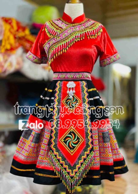 Trang phục dân tộc H'Mông nhung đỏ phối thổ cẩm cực kỳ đẹp