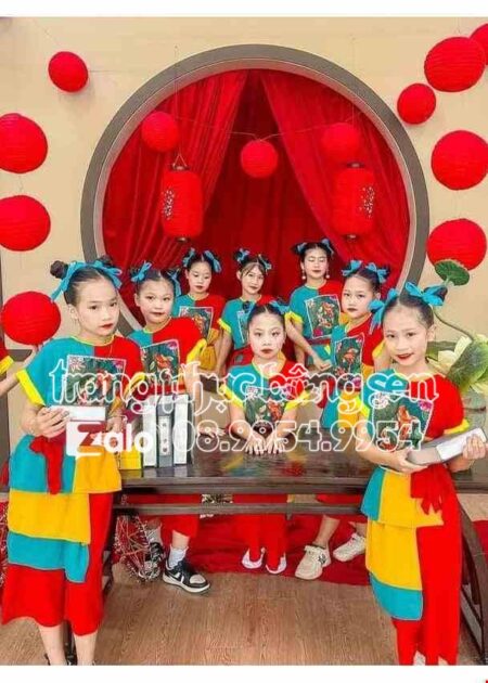 Trang phục đồng dao trẻ em nhiều tà đỏ-vàng-xanh