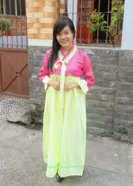 Trang phục Hanbok áo hồng váy xanh cốm