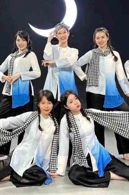 Áo bà ba trắng xanh dương