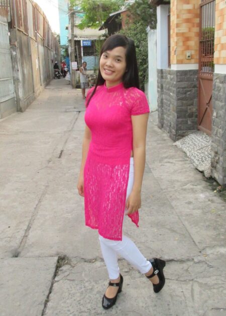 Áo dài cách tân lưới hồng ngang gối