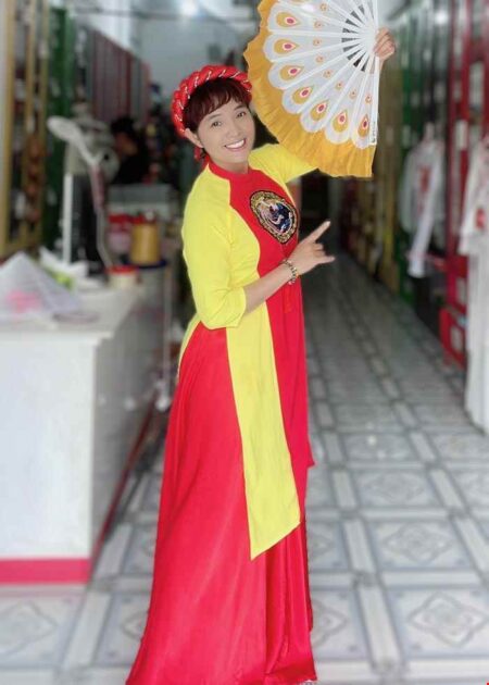 Áo dài cách tân múa hát sử ca, truyền thống vàng  phối đỏ