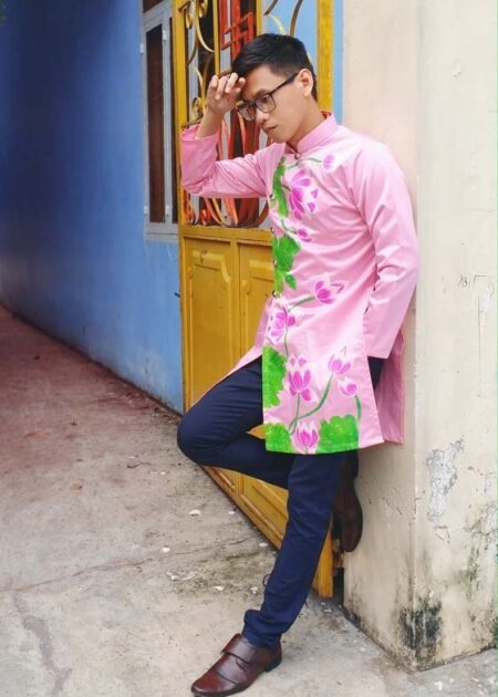 Áo dài cách tân nam màu hồng vẽ sen