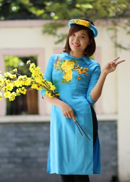 Áo dài cách tân phi lụa màu xanh biển gắn hoa thêu 3D