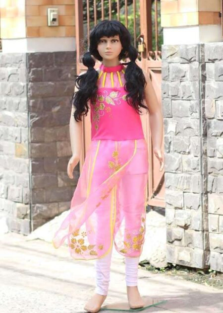 Áo dài cách tân trẻ em hồng vẽ cổ trụ 3 trà voan