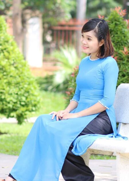 Áo dài chiffon xanh biển kết ngọc