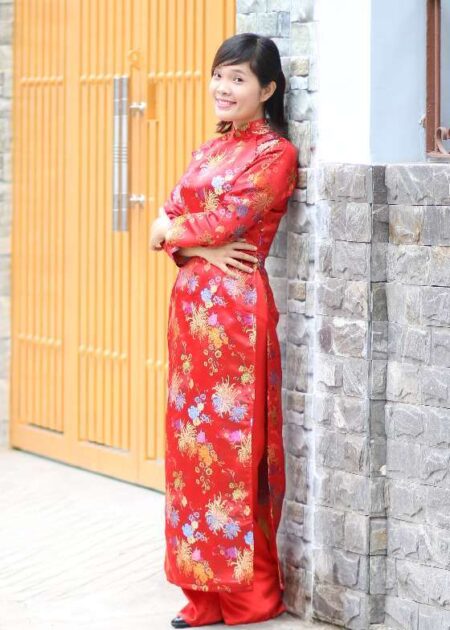 Áo dài gấm hoa màu đỏ
