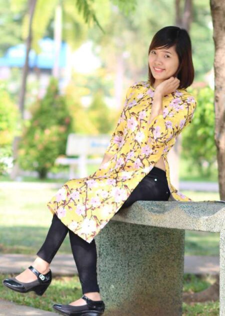 Áo dài gấm lụa vàng hoa đào