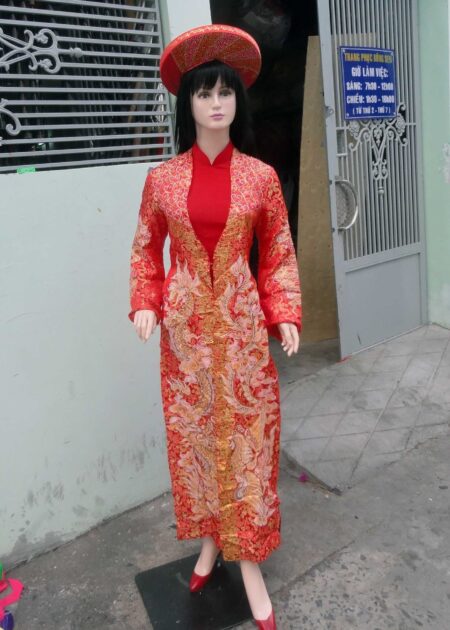 Áo dài hoàng hậu màu đỏ