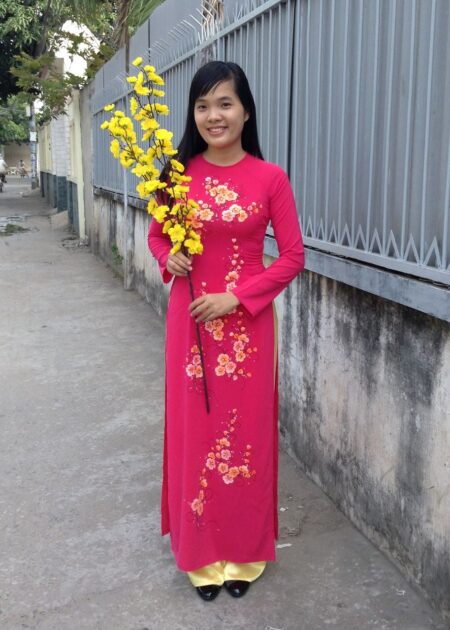 Áo dài lụa hồng vẽ mai đào