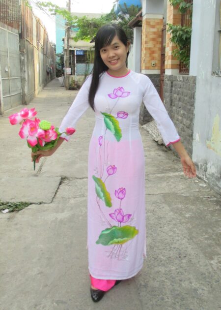 Áo dài lụa trắng vẽ sen