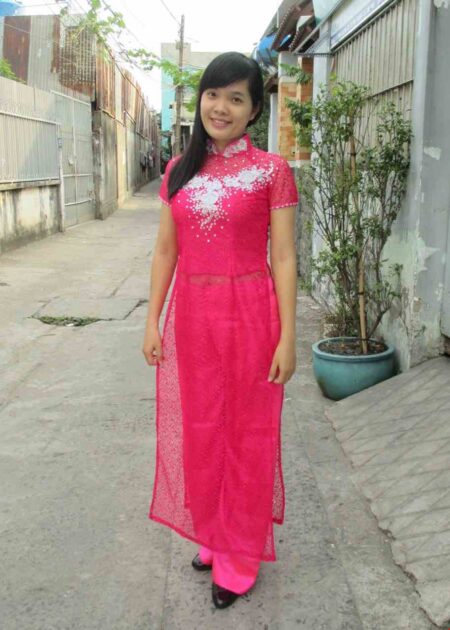 Áo dài lưới hồng sen kết đá, hoa trắng