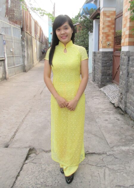 Áo dài lưới màu vàng