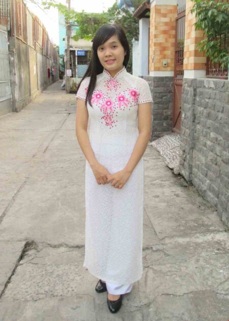 Áo dài lưới trắng kết đá, hoa hồng