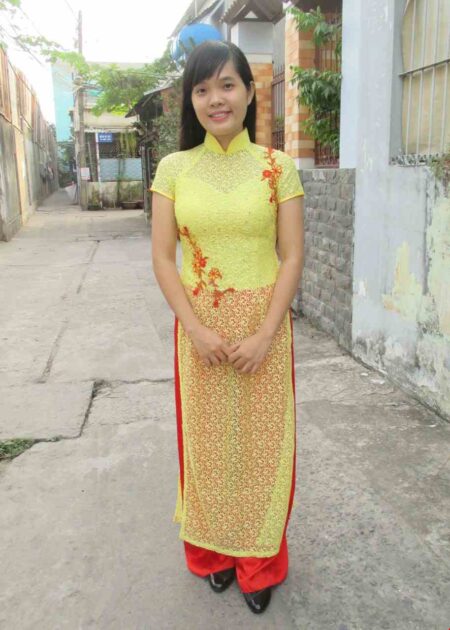 Áo dài lưới vàng kết đá, hoa đỏ
