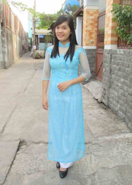 Áo dài lưới xanh kết đá, hoa xanh