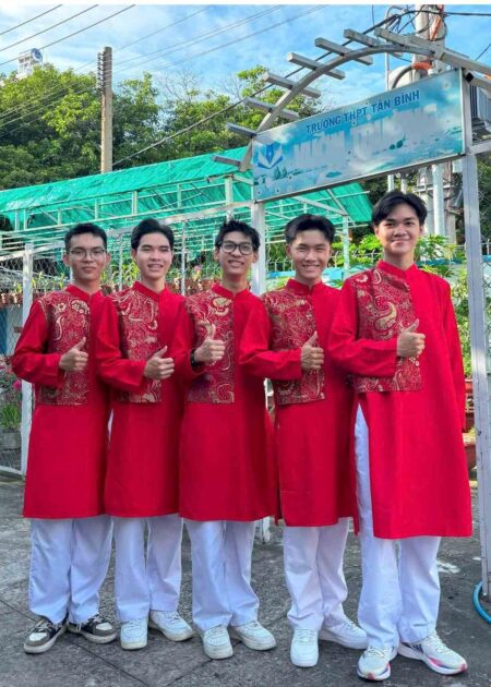 Áo dài nam múa hát màu đỏ
