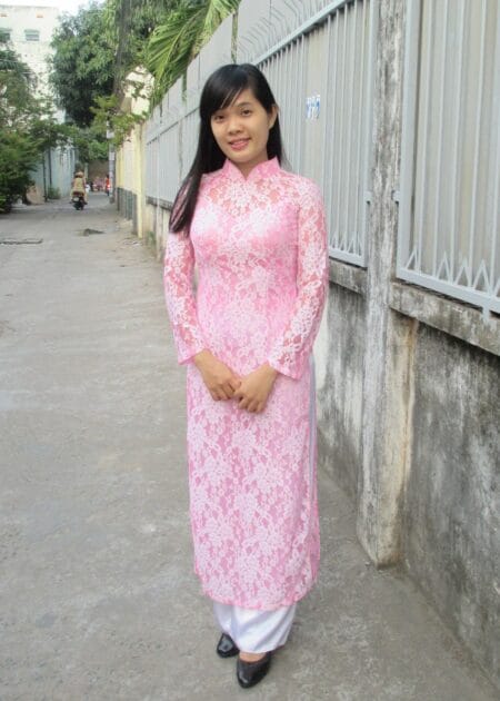 Áo dài ren màu hồng