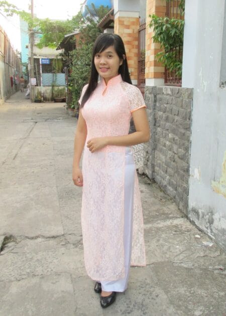 Áo dài ren màu hồng phấn