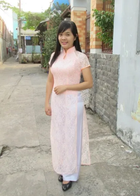 Áo dài ren màu hồng phấn