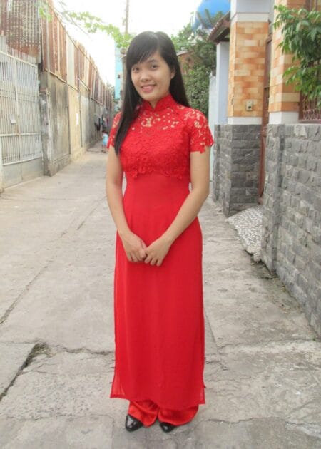 Áo dài ren pha màu đỏ