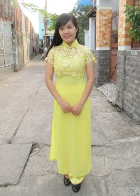 Áo dài ren pha màu vàng
