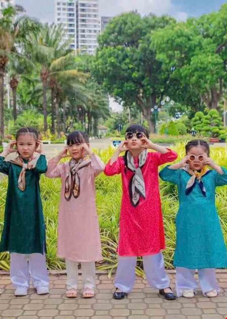 Áo dài  trẻ em ( gấm)