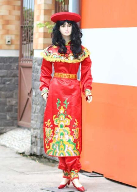 Áo dài tướng màu đỏ vẽ hoạ tiết