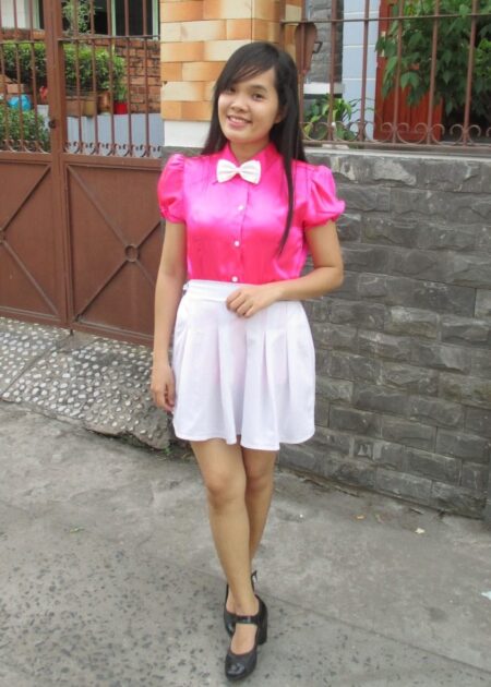 Áo sơ mi nữ màu hồng tươi, váy xếp ly