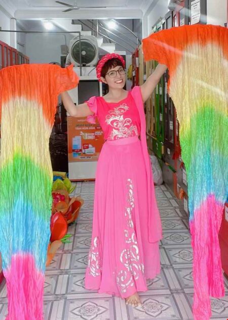Áo váy múa hát đương đại màu hồng ngọt ngào, tay cánh tiên phối dây lụa
