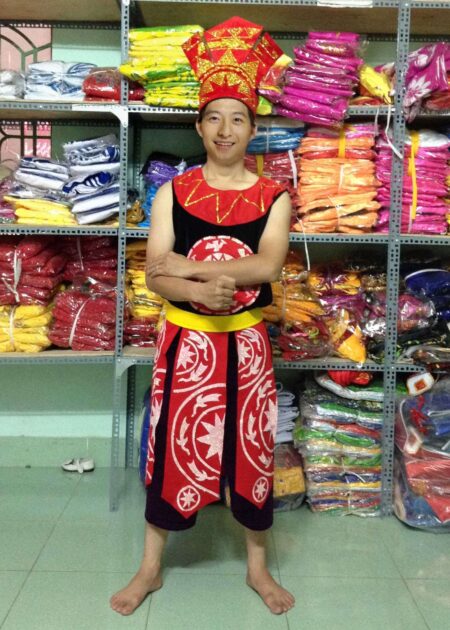 Âu Lạc nam màu đen viền đỏ, đai nhiều tà