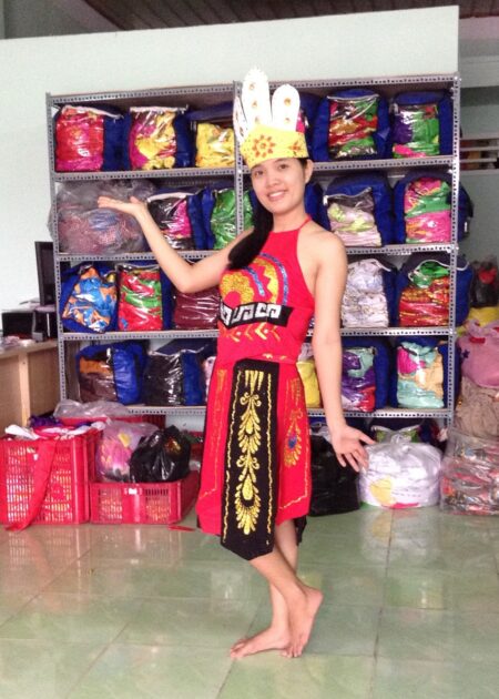 Âu Lạc nữ yếm, quần đai nhiều tà màu đỏ