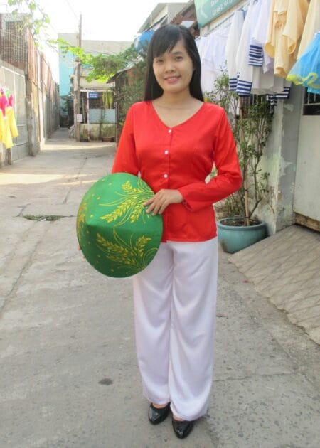 Bà ba nữ phi bóng màu đỏ