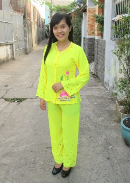 Bà ba nữ sen vẽ màu vàng