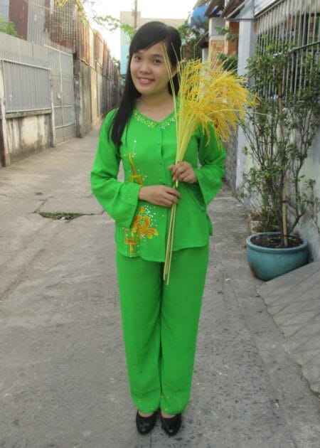 Bà ba nữ sen vẽ màu xanh