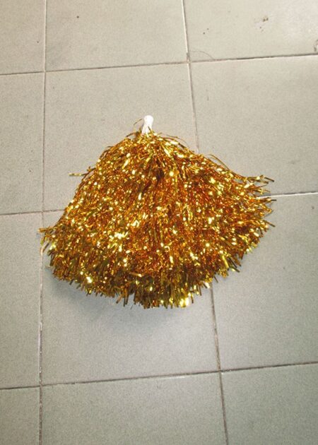 Bùm bum (bông tua) cổ động màu vàng