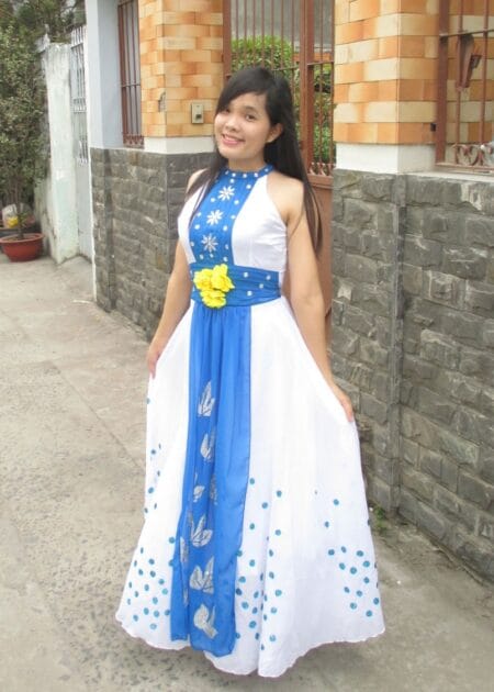 Đầm hiện đại trắng - xanh dương hoa dán