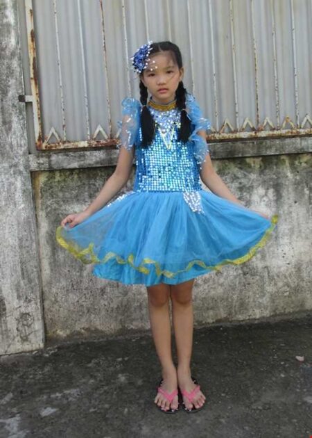 Đầm kim sa trẻ em màu xanh e, cổ trụ