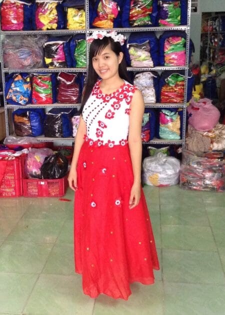 Đầm múa dài đỏ thân trắng kết đá, hoa dán