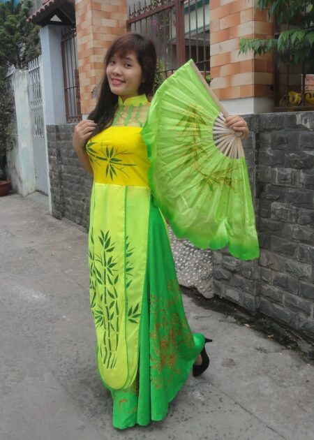 Đầm múa dài nền vàng lá trúc nhiều tà