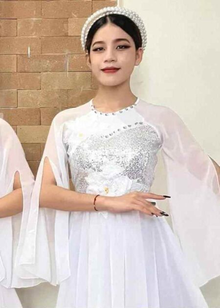 Đầm múa lụa trắng, hoa dán, tay cánh tiên