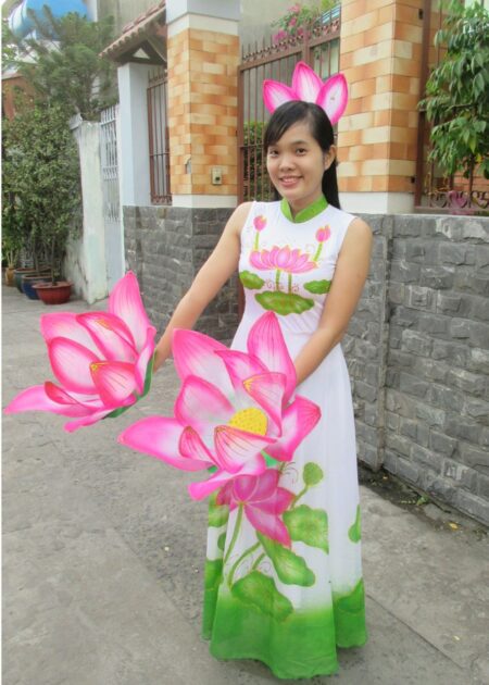 Đầm múa sen cổ trụ, sát nách