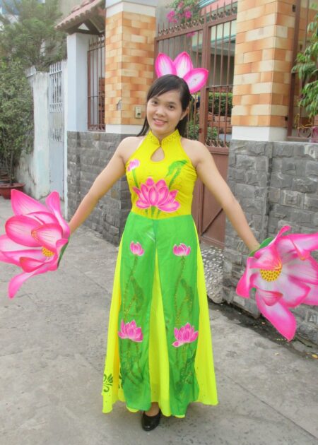 Đầm múa sen vàng, cổ trụ, 2 tà xanh