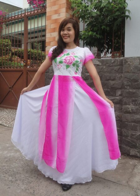Đầm múa trắng hồng nhiều tà