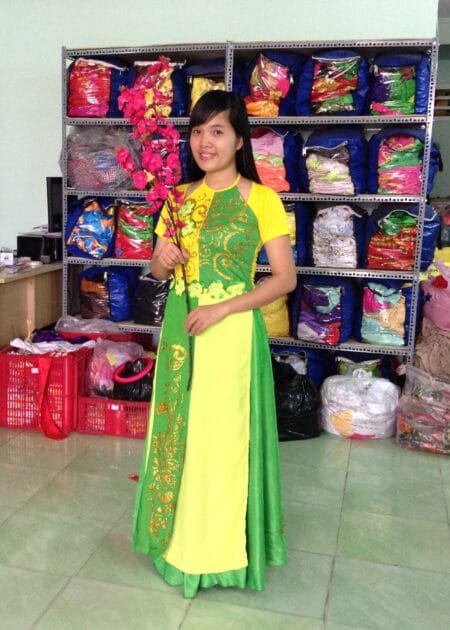 Đầm múa 4 tà, hoa dán màu vàng - xanh