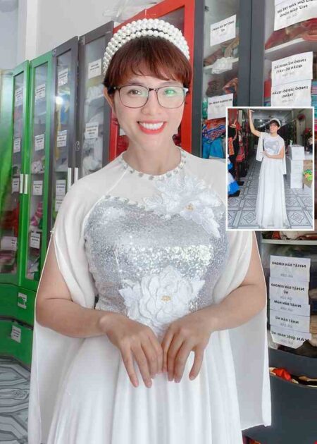 Đầm trắng dài tay xẻ dán hoa