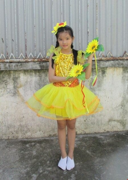 Đầm trẻ em kim sa vàng, đai đỏ, cổ yếm