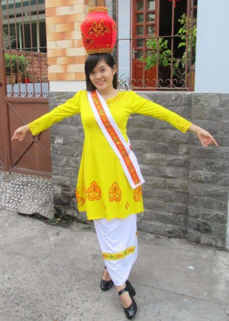 Dân tộc Chăm áo vàng ngang gối váy trắng